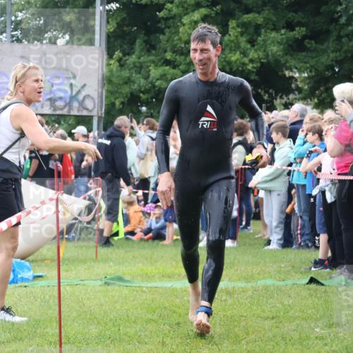 16.06.2024 - 26. Vierlanden-Triathlon Lena Gebhardt http://msf.ph/oto/6301477 16.06.2024 11:05:10 Schwimmen 436, 448, 436, 448 meine-sportfotos.de