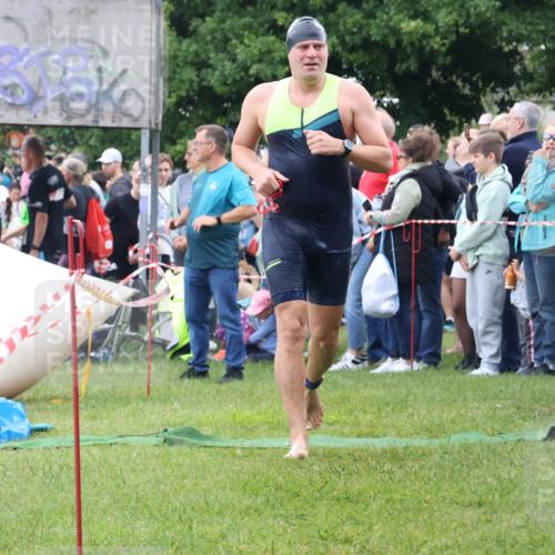 16.06.2024 - 26. Vierlanden-Triathlon Lena Gebhardt http://msf.ph/oto/6301649 16.06.2024 11:05:55 Schwimmen 373, 390, 445, 373, 390, 445 meine-sportfotos.de