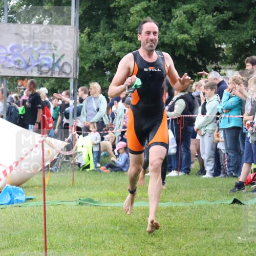 16.06.2024 - 26. Vierlanden-Triathlon Lena Gebhardt http://msf.ph/oto/6301730 16.06.2024 11:06:11 Schwimmen 392, 455, 392, 455 meine-sportfotos.de