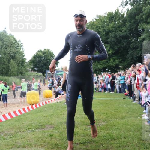 16.06.2024 - 26. Vierlanden-Triathlon Lena Gebhardt http://msf.ph/oto/6301775 16.06.2024 11:06:16 Schwimmen 392, 455, 469, 392, 455, 469 meine-sportfotos.de
