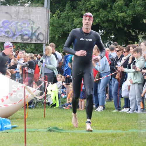 16.06.2024 - 26. Vierlanden-Triathlon Lena Gebhardt http://msf.ph/oto/6302312 16.06.2024 11:08:35 Schwimmen 365, 377, 433, 454, 456, 457, 1276, 365, 377, 433, 454, 456, 457, 1276 meine-sportfotos.de