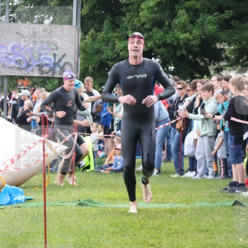 16.06.2024 - 26. Vierlanden-Triathlon Lena Gebhardt http://msf.ph/oto/6302315 16.06.2024 11:08:35 Schwimmen 365, 377, 433, 454, 456, 457, 1276, 365, 377, 433, 454, 456, 457, 1276 meine-sportfotos.de