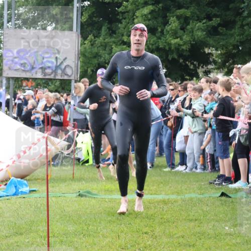 16.06.2024 - 26. Vierlanden-Triathlon Lena Gebhardt http://msf.ph/oto/6302319 16.06.2024 11:08:36 Schwimmen 365, 377, 433, 454, 456, 457, 1276, 365, 377, 433, 454, 456, 457, 1276 meine-sportfotos.de