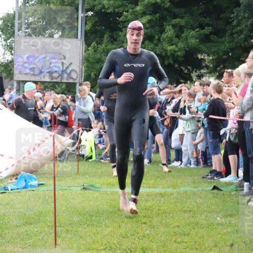 16.06.2024 - 26. Vierlanden-Triathlon Lena Gebhardt http://msf.ph/oto/6302322 16.06.2024 11:08:36 Schwimmen 365, 377, 433, 454, 456, 457, 1276, 365, 377, 433, 454, 456, 457, 1276 meine-sportfotos.de