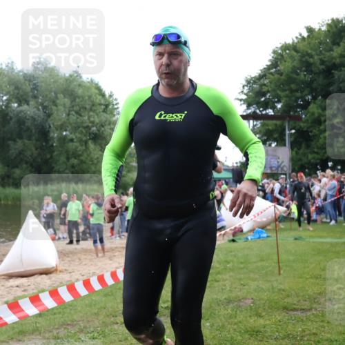 16.06.2024 - 26. Vierlanden-Triathlon Lena Gebhardt http://msf.ph/oto/6302563 16.06.2024 11:09:03 Schwimmen 366, 429, 442, 443, 453, 366, 429, 442, 443, 453 meine-sportfotos.de