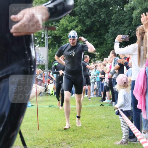 16.06.2024 - 26. Vierlanden-Triathlon Lena Gebhardt http://msf.ph/oto/6302723 16.06.2024 11:09:33 Schwimmen 364, 370, 380, 391, 398, 399, 437, 471, 735, 364, 370, 380, 391, 398, 399, 437, 471, 735 meine-sportfotos.de
