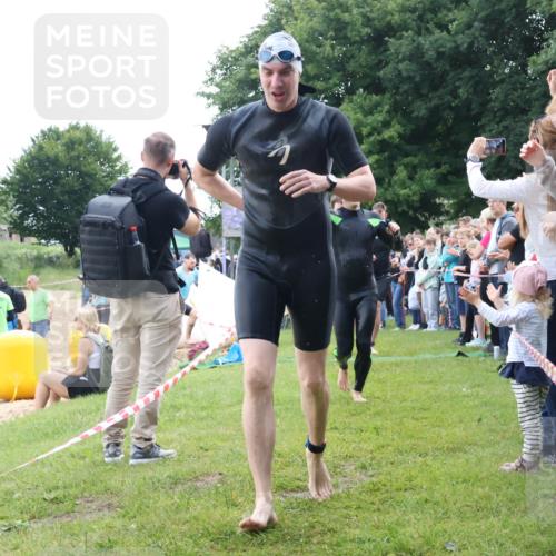 16.06.2024 - 26. Vierlanden-Triathlon Lena Gebhardt http://msf.ph/oto/6302735 16.06.2024 11:09:34 Schwimmen 364, 370, 380, 391, 398, 399, 437, 471, 735, 364, 370, 380, 391, 398, 399, 437, 471, 735 meine-sportfotos.de