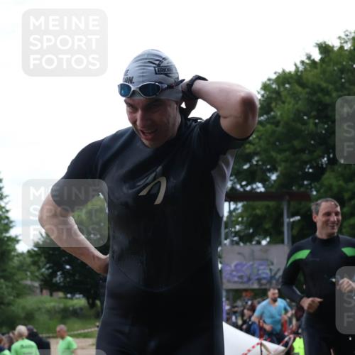 16.06.2024 - 26. Vierlanden-Triathlon Lena Gebhardt http://msf.ph/oto/6302748 16.06.2024 11:09:35 Schwimmen 364, 370, 380, 391, 398, 399, 437, 471, 735, 364, 370, 380, 391, 398, 399, 437, 471, 735 meine-sportfotos.de