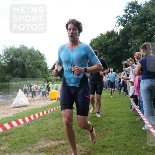 16.06.2024 - 26. Vierlanden-Triathlon Lena Gebhardt http://msf.ph/oto/6302778 16.06.2024 11:09:38 Schwimmen 364, 370, 398, 399, 437, 471, 735, 364, 370, 398, 399, 437, 471, 735 meine-sportfotos.de