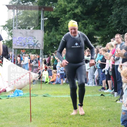 16.06.2024 - 26. Vierlanden-Triathlon Lena Gebhardt http://msf.ph/oto/6302980 16.06.2024 11:10:20 Schwimmen 408, 421, 408, 421 meine-sportfotos.de