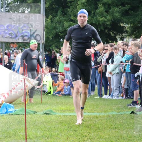 16.06.2024 - 26. Vierlanden-Triathlon Lena Gebhardt http://msf.ph/oto/6303016 16.06.2024 11:10:30 Schwimmen 421, 449, 421, 449 meine-sportfotos.de