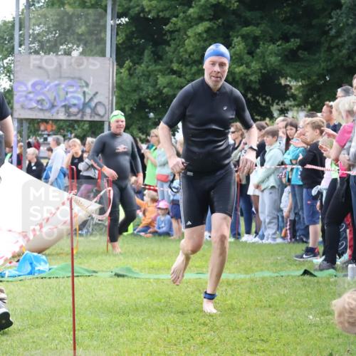 16.06.2024 - 26. Vierlanden-Triathlon Lena Gebhardt http://msf.ph/oto/6303019 16.06.2024 11:10:30 Schwimmen 421, 449, 421, 449 meine-sportfotos.de