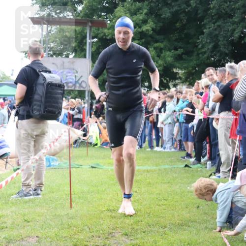 16.06.2024 - 26. Vierlanden-Triathlon Lena Gebhardt http://msf.ph/oto/6303031 16.06.2024 11:10:32 Schwimmen 421, 449, 421, 449 meine-sportfotos.de