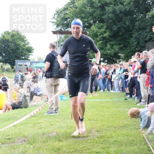 16.06.2024 - 26. Vierlanden-Triathlon Lena Gebhardt http://msf.ph/oto/6303039 16.06.2024 11:10:32 Schwimmen 421, 449, 421, 449 meine-sportfotos.de