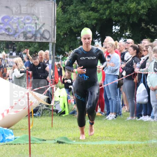 16.06.2024 - 26. Vierlanden-Triathlon Lena Gebhardt http://msf.ph/oto/6303463 16.06.2024 11:14:45 Schwimmen 564, 584, 635, 1279, 564, 584, 635, 1279 meine-sportfotos.de