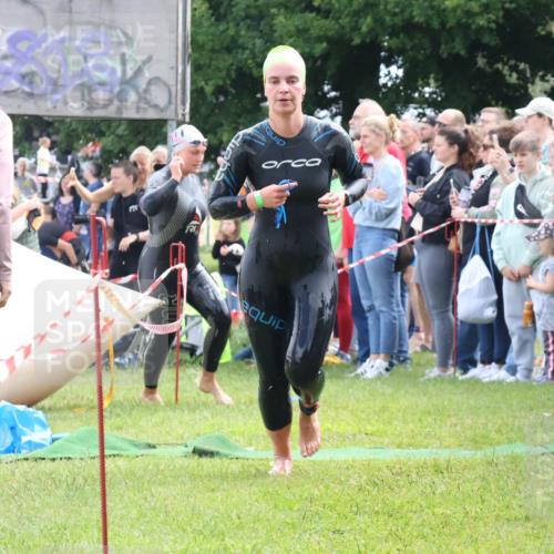 16.06.2024 - 26. Vierlanden-Triathlon Lena Gebhardt http://msf.ph/oto/6303466 16.06.2024 11:14:45 Schwimmen 564, 584, 635, 1279, 564, 584, 635, 1279 meine-sportfotos.de