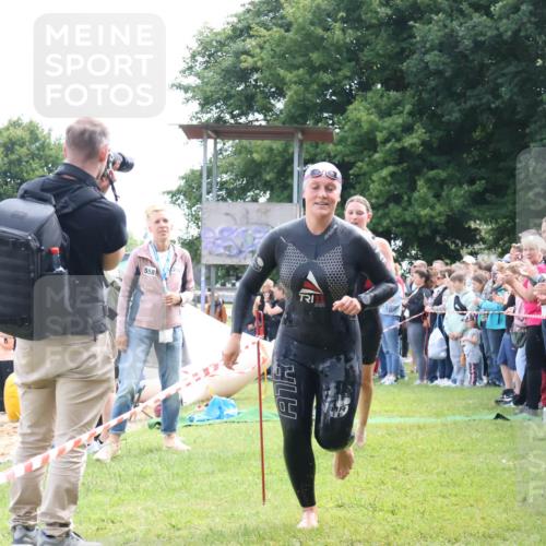 16.06.2024 - 26. Vierlanden-Triathlon Lena Gebhardt http://msf.ph/oto/6303502 16.06.2024 11:14:49 Schwimmen 560, 564, 584, 635, 1279, 560, 564, 584, 635, 1279 meine-sportfotos.de