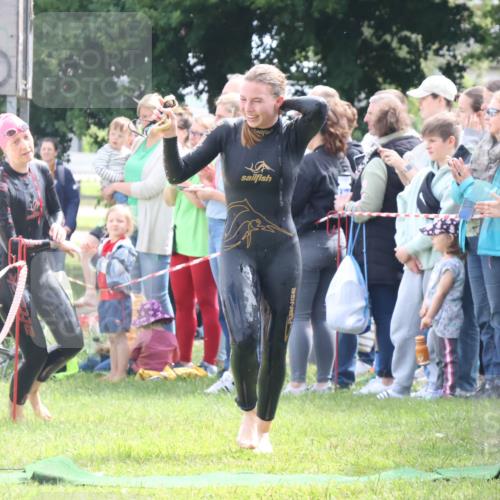 16.06.2024 - 26. Vierlanden-Triathlon Lena Gebhardt http://msf.ph/oto/6303637 16.06.2024 11:15:34 Schwimmen 478, 548, 581, 478, 548, 581 meine-sportfotos.de