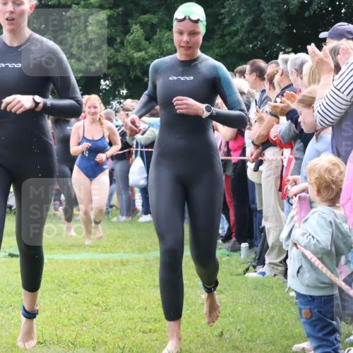 16.06.2024 - 26. Vierlanden-Triathlon Lena Gebhardt http://msf.ph/oto/6303871 16.06.2024 11:16:19 Schwimmen 522, 526, 541, 543, 580, 602, 621, 625, 522, 526, 541, 543, 580, 602, 621, 625 meine-sportfotos.de