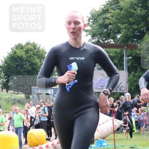 16.06.2024 - 26. Vierlanden-Triathlon Lena Gebhardt http://msf.ph/oto/6303881 16.06.2024 11:16:20 Schwimmen 522, 526, 541, 543, 580, 602, 621, 625, 522, 526, 541, 543, 580, 602, 621, 625 meine-sportfotos.de