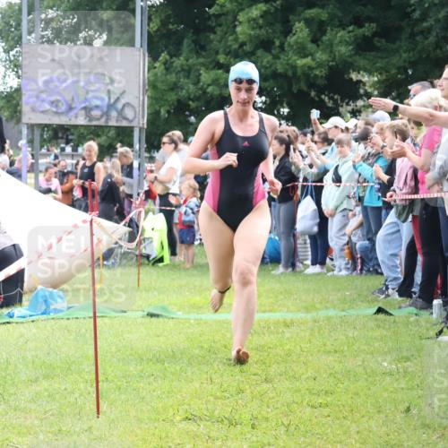 16.06.2024 - 26. Vierlanden-Triathlon Lena Gebhardt http://msf.ph/oto/6304036 16.06.2024 11:16:35 Schwimmen 484, 568, 577, 597, 484, 568, 577, 597 meine-sportfotos.de