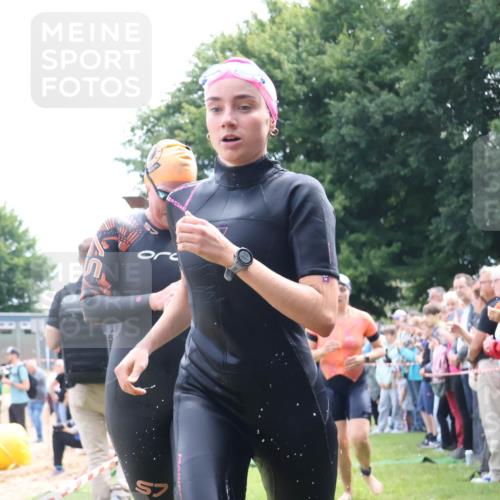 16.06.2024 - 26. Vierlanden-Triathlon Lena Gebhardt http://msf.ph/oto/6304272 16.06.2024 11:17:07 Schwimmen 477, 485, 586, 477, 485, 586 meine-sportfotos.de