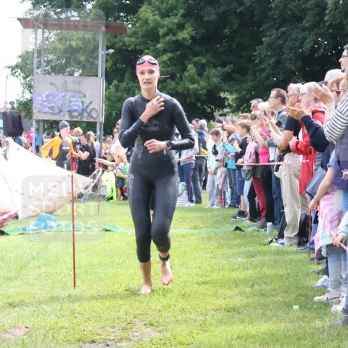 16.06.2024 - 26. Vierlanden-Triathlon Lena Gebhardt http://msf.ph/oto/6304428 16.06.2024 11:17:38 Schwimmen 412, 487, 556, 627, 412, 487, 556, 627 meine-sportfotos.de