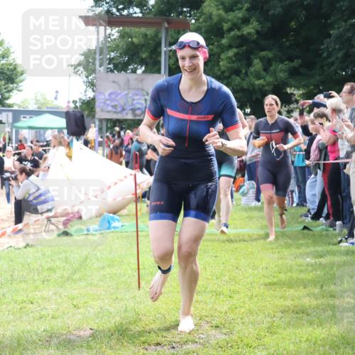 16.06.2024 - 26. Vierlanden-Triathlon Lena Gebhardt http://msf.ph/oto/6304619 16.06.2024 11:18:11 Schwimmen 479, 511, 523, 566, 583, 589, 595, 596, 615, 616, 631, 479, 511, 523, 566, 583, 589, 595, 596, 615, 616, 631 meine-sportfotos.de