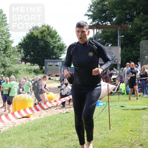 16.06.2024 - 26. Vierlanden-Triathlon Lena Gebhardt http://msf.ph/oto/6305466 16.06.2024 11:19:59 Schwimmen 498, 501, 515, 517, 539, 547, 553, 554, 572, 573, 575, 588, 623, 632, 498, 501, 515, 517, 539, 547, 553, 554, 572, 573, 575, 588, 623, 632 meine-sportfotos.de
