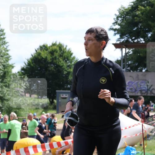 16.06.2024 - 26. Vierlanden-Triathlon Lena Gebhardt http://msf.ph/oto/6305470 16.06.2024 11:19:59 Schwimmen 498, 501, 515, 517, 539, 547, 553, 554, 572, 573, 575, 588, 623, 632, 498, 501, 515, 517, 539, 547, 553, 554, 572, 573, 575, 588, 623, 632 meine-sportfotos.de