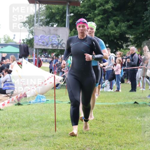 16.06.2024 - 26. Vierlanden-Triathlon Lena Gebhardt http://msf.ph/oto/6305886 16.06.2024 11:21:27 Schwimmen 512, 514, 518, 571, 590, 512, 514, 518, 571, 590 meine-sportfotos.de