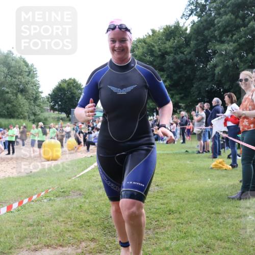 16.06.2024 - 26. Vierlanden-Triathlon Lena Gebhardt http://msf.ph/oto/6305935 16.06.2024 11:21:32 Schwimmen 512, 514, 518, 590, 512, 514, 518, 590 meine-sportfotos.de