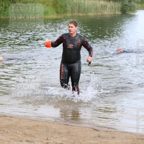 16.06.2024 - 26. Vierlanden-Triathlon Strokosch-Dieckow http://msf.ph/oto/6306642 16.06.2024 09:49:38 Schwimmen 77, 165, 77, 165 meine-sportfotos.de