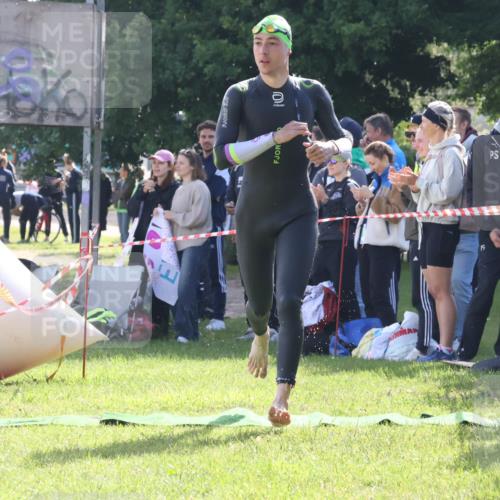 16.06.2024 - 26. Vierlanden-Triathlon Lena Gebhardt http://msf.ph/oto/6312339 16.06.2024 09:35:18 Schwimmen 25, 46, 25, 46 meine-sportfotos.de
