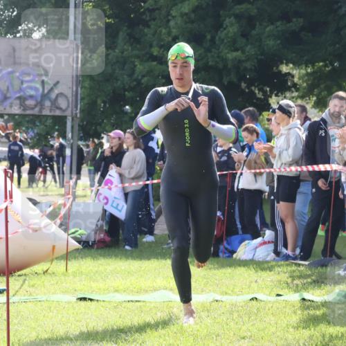 16.06.2024 - 26. Vierlanden-Triathlon Lena Gebhardt http://msf.ph/oto/6312347 16.06.2024 09:35:19 Schwimmen 25, 46, 25, 46 meine-sportfotos.de