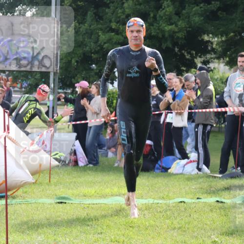 16.06.2024 - 26. Vierlanden-Triathlon Lena Gebhardt http://msf.ph/oto/6314529 16.06.2024 09:42:48 Schwimmen 82, 114, 129, 82, 114, 129 meine-sportfotos.de