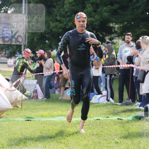 16.06.2024 - 26. Vierlanden-Triathlon Lena Gebhardt http://msf.ph/oto/6314533 16.06.2024 09:42:48 Schwimmen 82, 114, 129, 82, 114, 129 meine-sportfotos.de