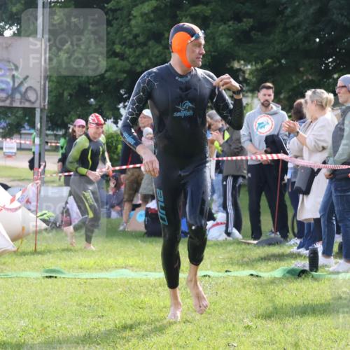 16.06.2024 - 26. Vierlanden-Triathlon Lena Gebhardt http://msf.ph/oto/6314534 16.06.2024 09:42:49 Schwimmen 82, 114, 129, 82, 114, 129 meine-sportfotos.de