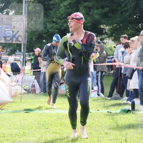 16.06.2024 - 26. Vierlanden-Triathlon Lena Gebhardt http://msf.ph/oto/6314558 16.06.2024 09:42:53 Schwimmen 82, 114, 129, 82, 114, 129 meine-sportfotos.de