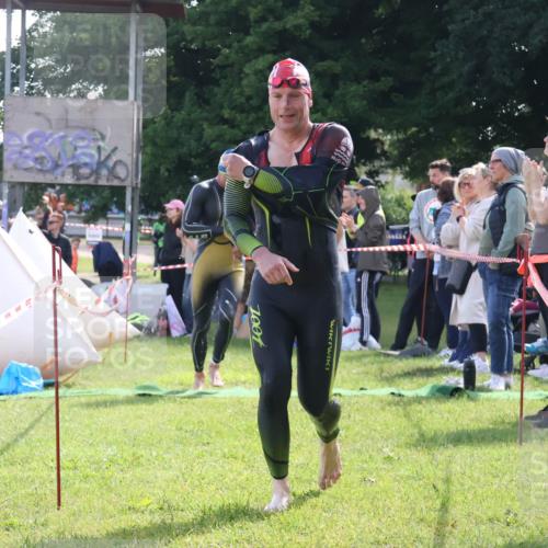 16.06.2024 - 26. Vierlanden-Triathlon Lena Gebhardt http://msf.ph/oto/6314563 16.06.2024 09:42:54 Schwimmen 82, 114, 129, 82, 114, 129 meine-sportfotos.de