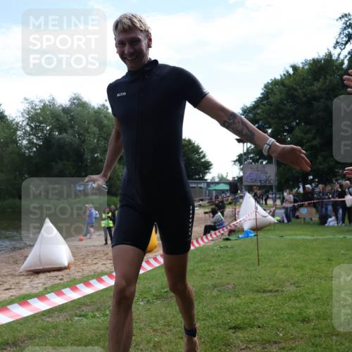 16.06.2024 - 26. Vierlanden-Triathlon Lena Gebhardt http://msf.ph/oto/6315487 16.06.2024 09:49:35 Schwimmen 27, 139, 165, 27, 139, 165 meine-sportfotos.de