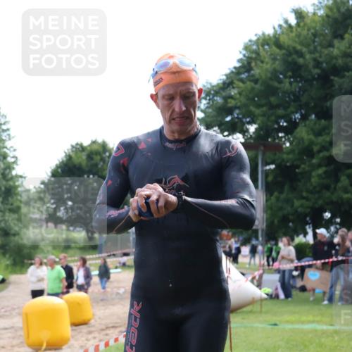 16.06.2024 - 26. Vierlanden-Triathlon Lena Gebhardt http://msf.ph/oto/6315589 16.06.2024 09:50:33 Schwimmen 11, 11 meine-sportfotos.de