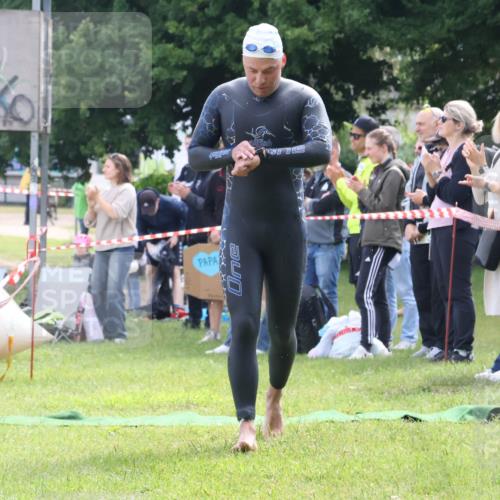 16.06.2024 - 26. Vierlanden-Triathlon Lena Gebhardt http://msf.ph/oto/6315752 16.06.2024 09:52:19 Schwimmen 102, 121, 176, 102, 121, 176 meine-sportfotos.de