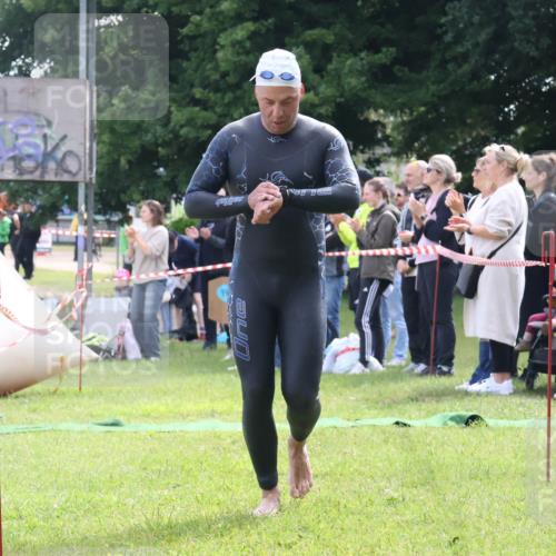 16.06.2024 - 26. Vierlanden-Triathlon Lena Gebhardt http://msf.ph/oto/6315757 16.06.2024 09:52:20 Schwimmen 102, 121, 176, 102, 121, 176 meine-sportfotos.de