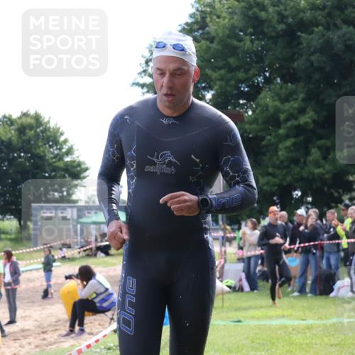 16.06.2024 - 26. Vierlanden-Triathlon Lena Gebhardt http://msf.ph/oto/6315770 16.06.2024 09:52:23 Schwimmen 102, 121, 176, 102, 121, 176 meine-sportfotos.de