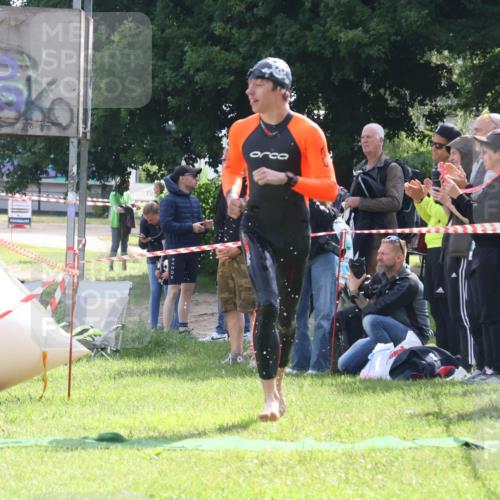 16.06.2024 - 26. Vierlanden-Triathlon Lena Gebhardt http://msf.ph/oto/6316190 16.06.2024 09:56:39 Schwimmen 48, 185, 214, 48, 185, 214 meine-sportfotos.de