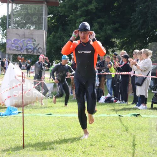 16.06.2024 - 26. Vierlanden-Triathlon Lena Gebhardt http://msf.ph/oto/6316202 16.06.2024 09:56:41 Schwimmen 48, 185, 214, 48, 185, 214 meine-sportfotos.de