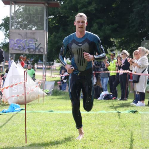 16.06.2024 - 26. Vierlanden-Triathlon Lena Gebhardt http://msf.ph/oto/6316297 16.06.2024 09:57:58 Schwimmen 50, 208, 50, 208 meine-sportfotos.de