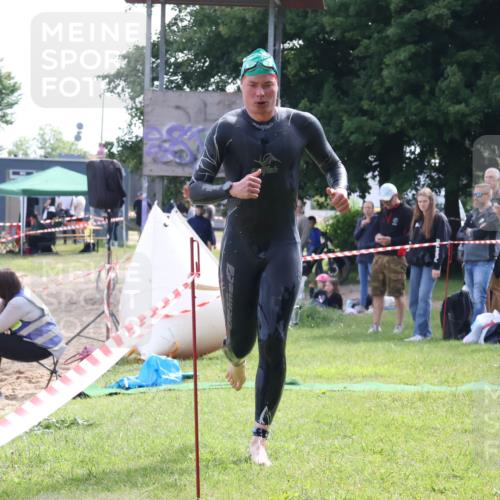 16.06.2024 - 26. Vierlanden-Triathlon Lena Gebhardt http://msf.ph/oto/6316350 16.06.2024 09:59:55 Schwimmen 201, 204, 201, 204 meine-sportfotos.de