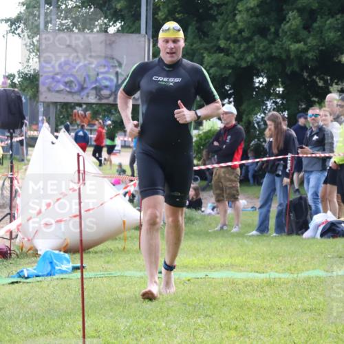 16.06.2024 - 26. Vierlanden-Triathlon Lena Gebhardt http://msf.ph/oto/6316428 16.06.2024 10:01:20 Schwimmen 149, 209, 218, 149, 209, 218 meine-sportfotos.de